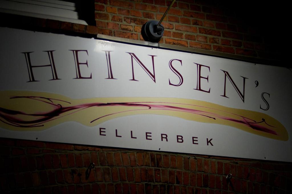 Heinsens Ellerbek Bed & Breakfast Exterior photo